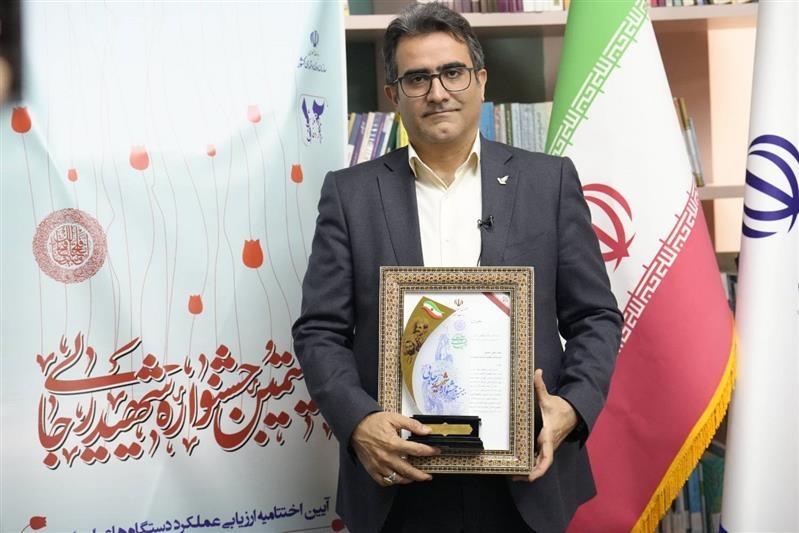 لوح تقدیر و تندیس عنوان برگزیده جشنواره شهید رجایی به مدیرعامل شركت ملی پست اعطا شد