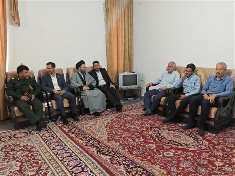 دیدار مدیركل پست كرمان با خانواده شهیدان مهدوی جعفری به مناسبت هفته دولت