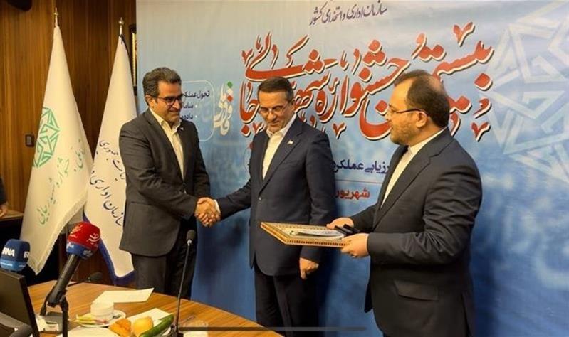لوح تقدیر و تندیس عنوان برگزیده جشنواره شهید رجایی به مدیرعامل شركت ملی پست اعطا شد