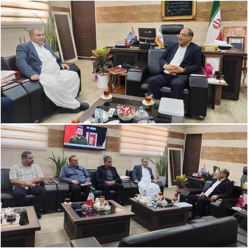 به منظور توسعه خدمات پستی در شهرستان زابل صورت گرفت  دیدار مدیر كل پست استان بامعاون استاندار و فرماندار ویژه شهرستان زابل  به گزارش روابط عمومی اداره كل پست استان سیستان و بلوچستان در این دیدار كه هدایت اله كرد مدیركل پست استان را آقایان قنبری، رئیس اداره پست شهرستان زابل ، خلاق دوست و بابانژاد كارشناسان حقوقی و بازرسی شركت ملی پست همراهی میكردند،، گزارش كاملی از عملكرد پست استان و همچنین اجرای پروژه ملی جی نف  توسط مدیركل پست استان ارائه گردید     مسائل و مشكلات حوزه پست در شهرستان زابل، روند توسعه خدمات پستی، بهبود زیرساخت‌ها، افزایش پوشش خدمات و ارائه راهكارهای نوین ارتباطی  از دیگر موارد در این نشست بود    ولایتی‌پور معاون استاندار و فرماندارویژه  شهرستان نیز ضمن تشكر از اقدامات انجام شده پست در خدمات رسانی به شهروندان  بر اهمیت ارتقای خدمات پستی در گسترش ارتباطات شهری و روستایی، تسهیل خدمات به مردم و نقش آن در توسعه اقتصادی منطقه تأكید كرد و آمادگی فرمانداری برای همكاری و حمایت از طرح‌های بهبود شبكه پستی در شهرستان را اعلام داشت.